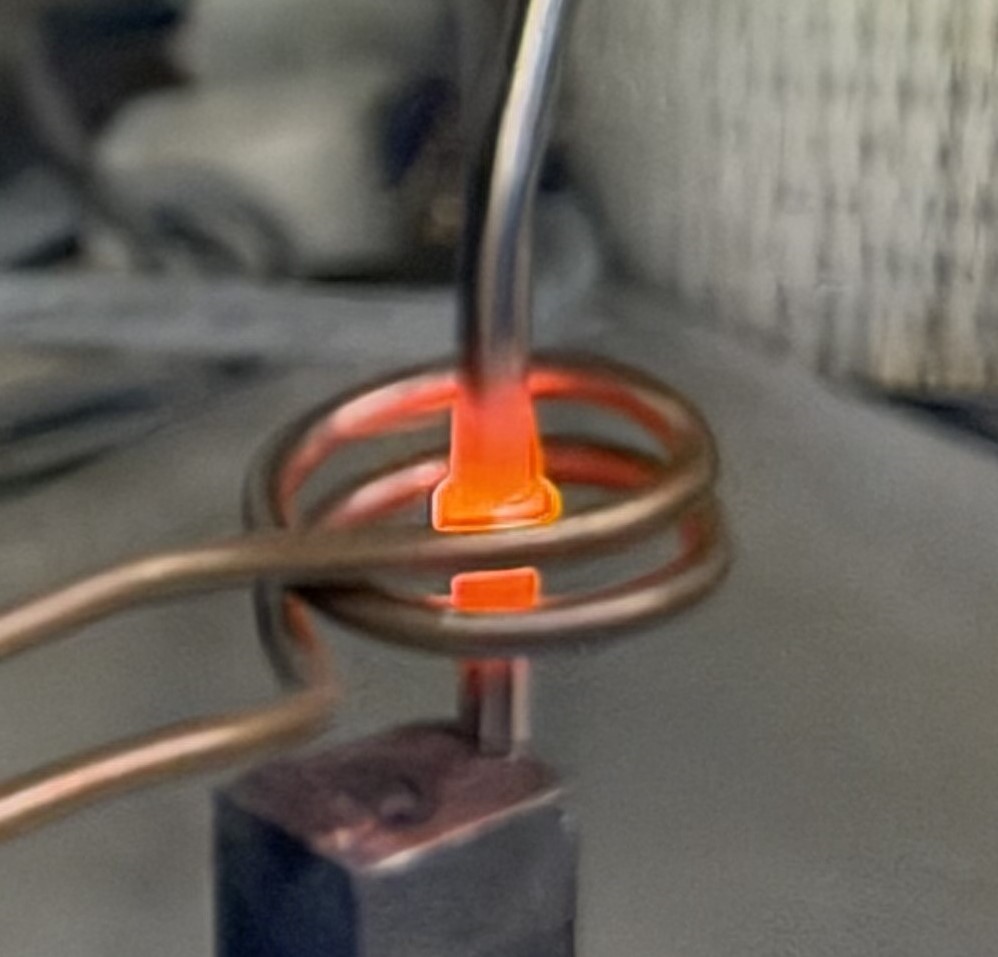 Tube/fitting connection for an aircraft pipe system during the induction heating cycle for brazing.